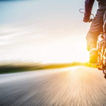 夕暮れの道とバイク